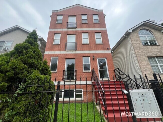 Building Photo - 2328 W Washington Blvd