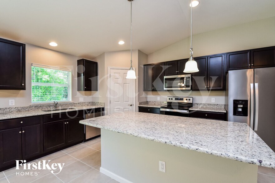 Building Photo - 8287 Robin Rd