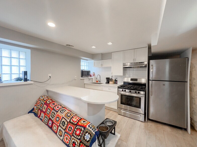 Building Photo - 2046 W Iowa St