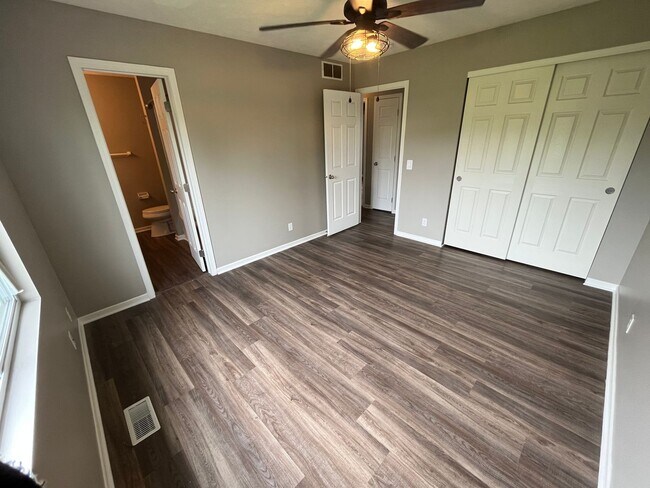 Building Photo - Bright & Spacious 3 Bedroom Bellevue Home!!