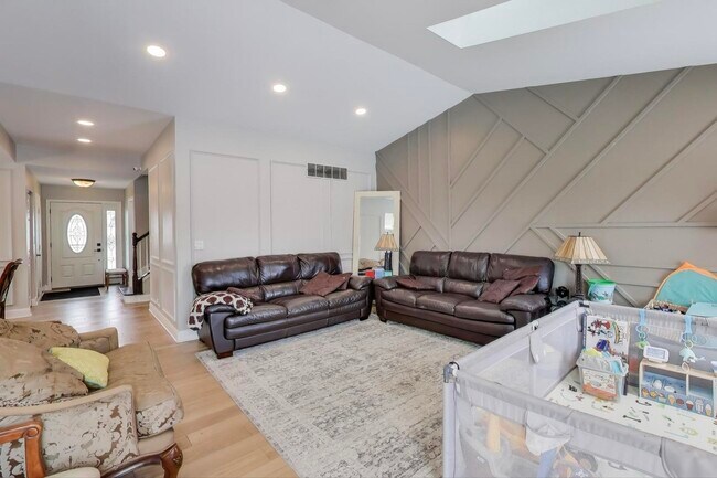 Building Photo - 9 Monroe Ct