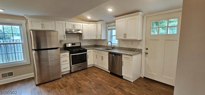 Kitchen, dining & living open concept - 21 W Hanover Ave