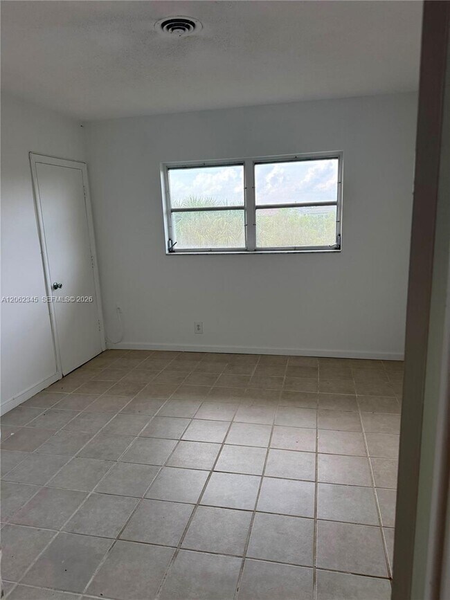 Building Photo - 1021 Crystal Lake Dr