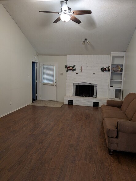 Building Photo - 419 Meadowcreek Cir