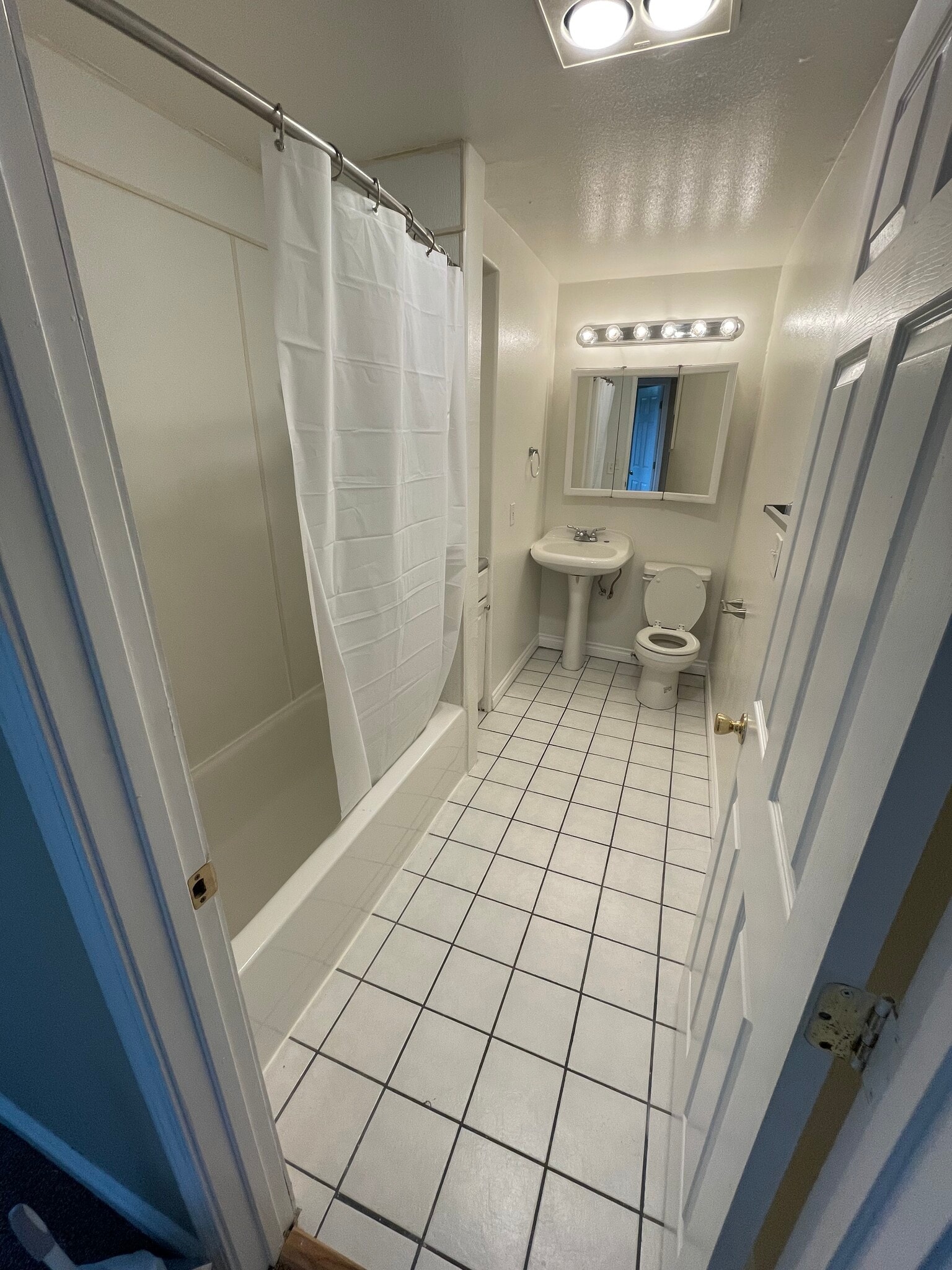 upstairs bath - 4368 Imperial Dr