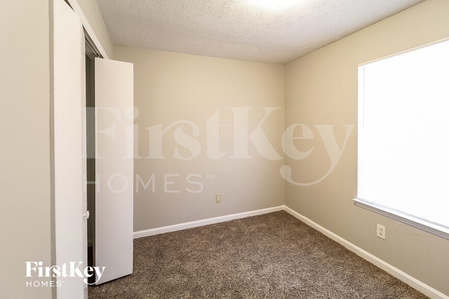 Building Photo - 8920 Woodlake Ct