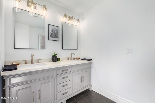 Building Photo - 7558 N Vía De La Luna