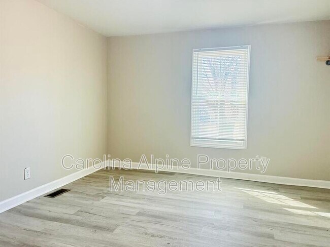 Building Photo - 904 Lincoln St