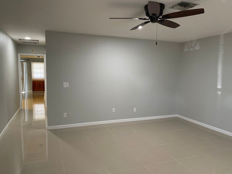 Living room - 3633 Country Club Blvd