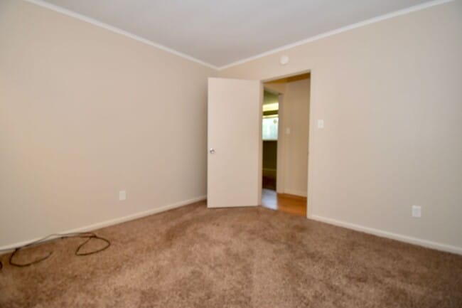 Building Photo - 3 Bedroom with Fenced in Backyard and Shop!