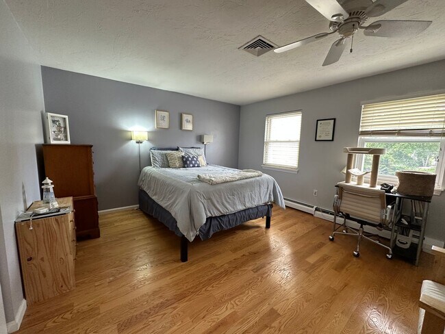 Building Photo - Townhouse, Central AC, 2 Parking Spots