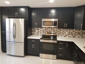 Building Photo - 907 NE 27th Ave