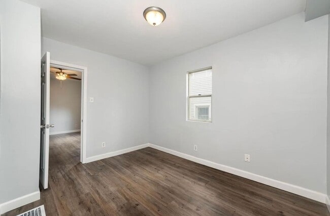 Building Photo - E. WALNUT HILLS - Cute 2 bed in upper of 2 family