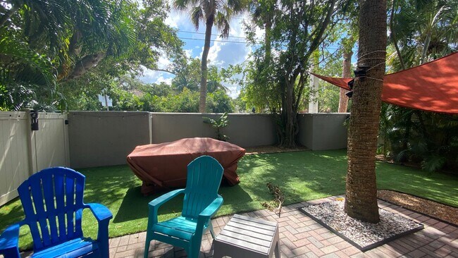 Building Photo - Charming 2/2 Seasonal Rental in Sarasota –...