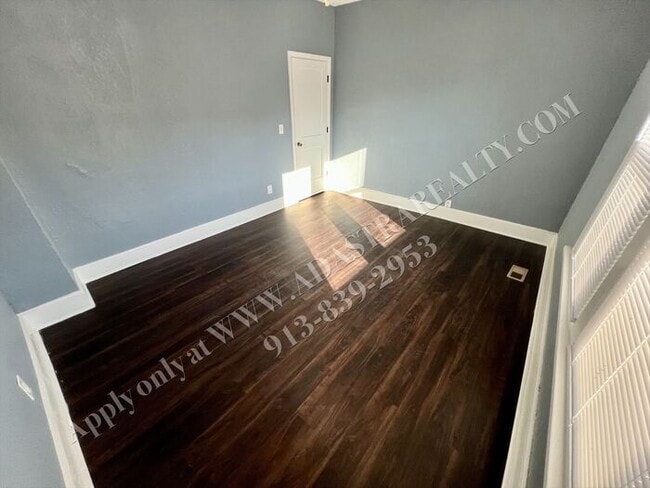 Building Photo - Cozy 4 Bed 2 Bath Home in KCK-Available NOW!!