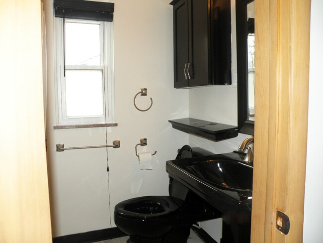 Building Photo - 3 Bed - 2 Full Bath Cape Cod for Rent in Euclid!