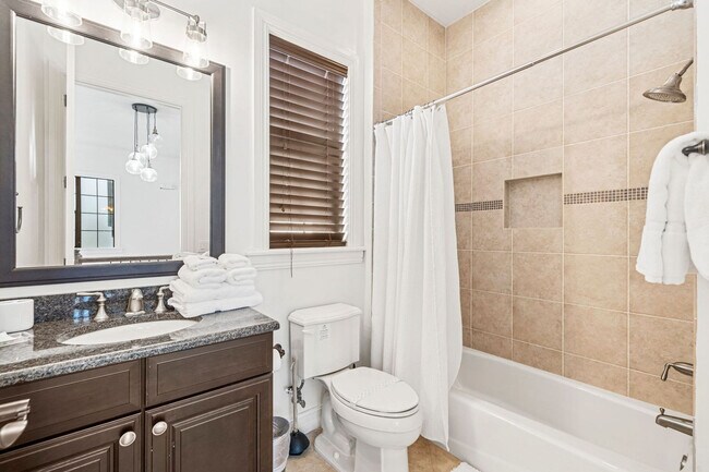 Building Photo - 815 Golden Bear Dr