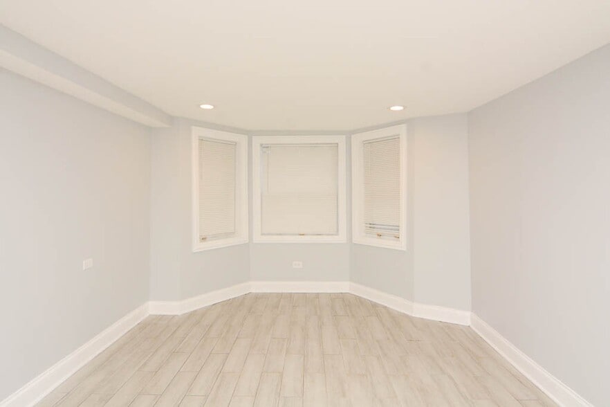 Building Photo - 2968 N Ridgeway Ave