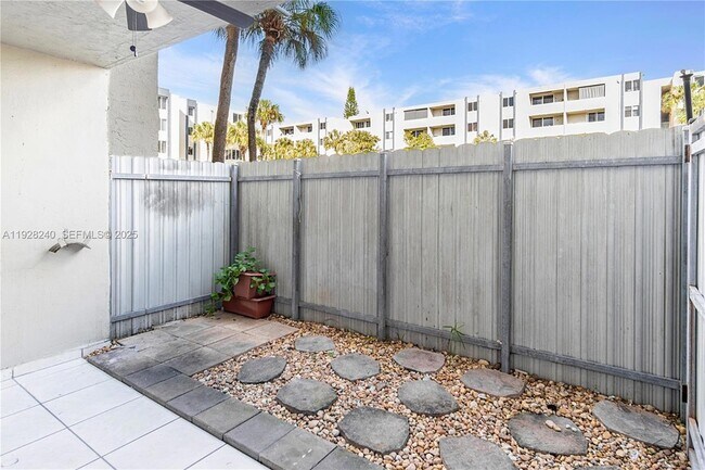 Building Photo - 10000 NW 80th Ct