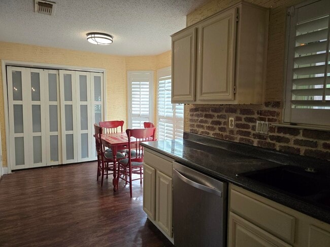 Building Photo - 10706 Lake Path Dr