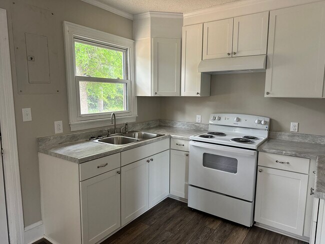 Building Photo - 810 W Country Club Dr