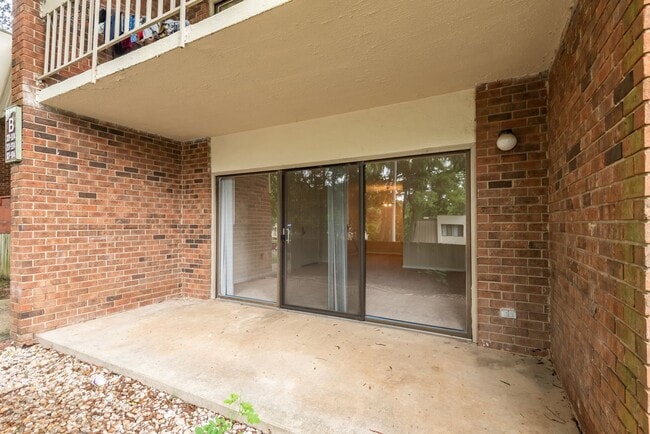 Building Photo - Bolinwood condo available mid-June!! 3 beds, 2 baths in GREAT location in Chapel Hill!