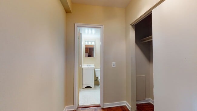 Building Photo - Dupont East Studio Apartment W/Private Roo...