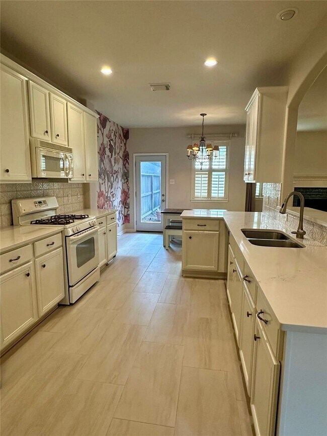 Building Photo - 13559 Fawn Lily Dr