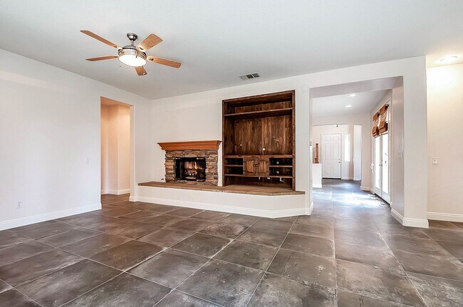 Building Photo - Modern 5 Bedroom in Paseo Del Sol