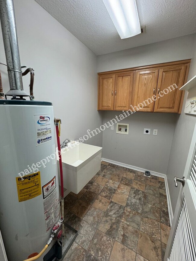 Building Photo - Charming 2-bedroom, 1-bath
