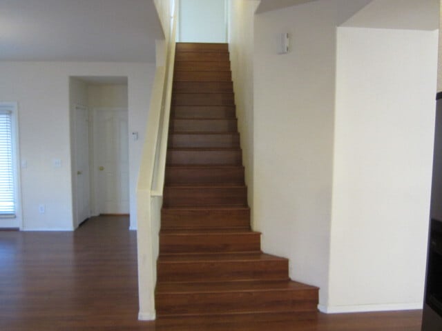 Building Photo - Spacious 2-Story Home with NEW Carpet and ...
