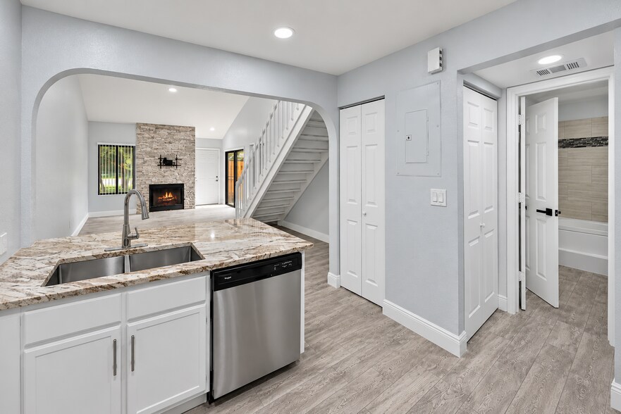 Building Photo - 4012 Palm Bay Cir