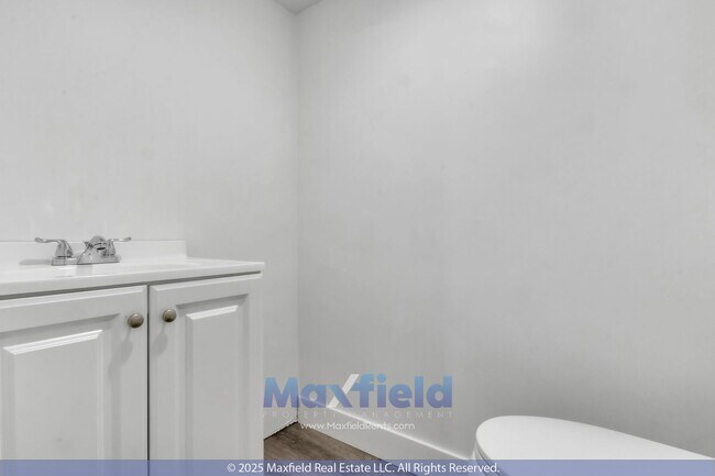 Building Photo - Spacious 5-Bedroom End-Unit Townhome with ...