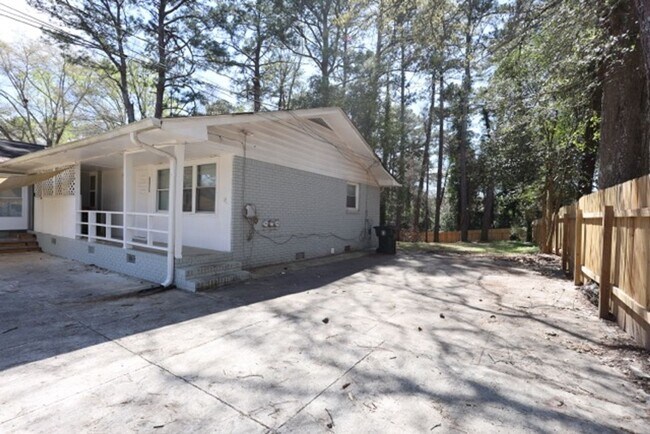 Building Photo - 2202 Dering Cir NE
