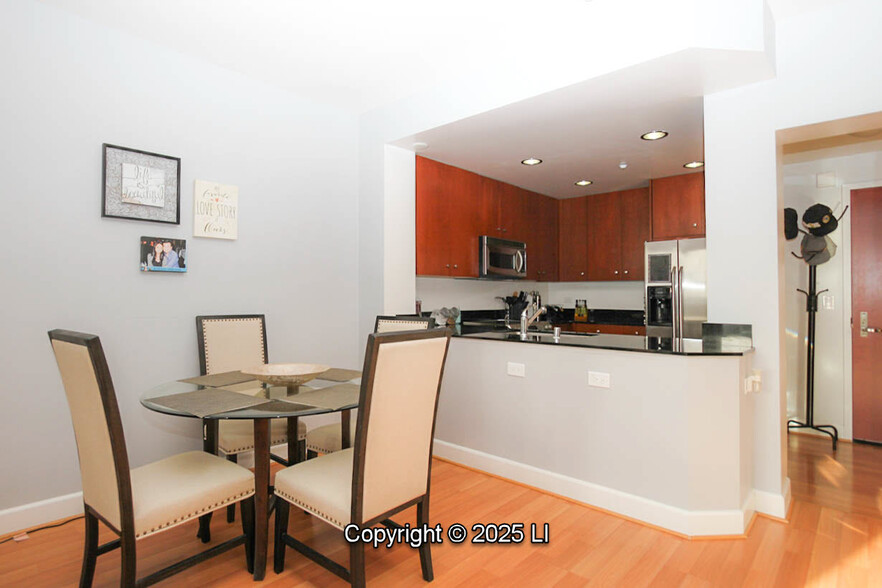 Cook's Kitchen with Open Bar Layout - 585 9th St
