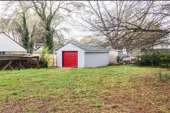 Building Photo - 2418 Crestview Ave