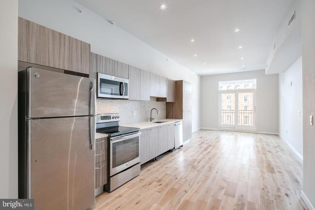 Primary Photo - 412-26 S 13th St