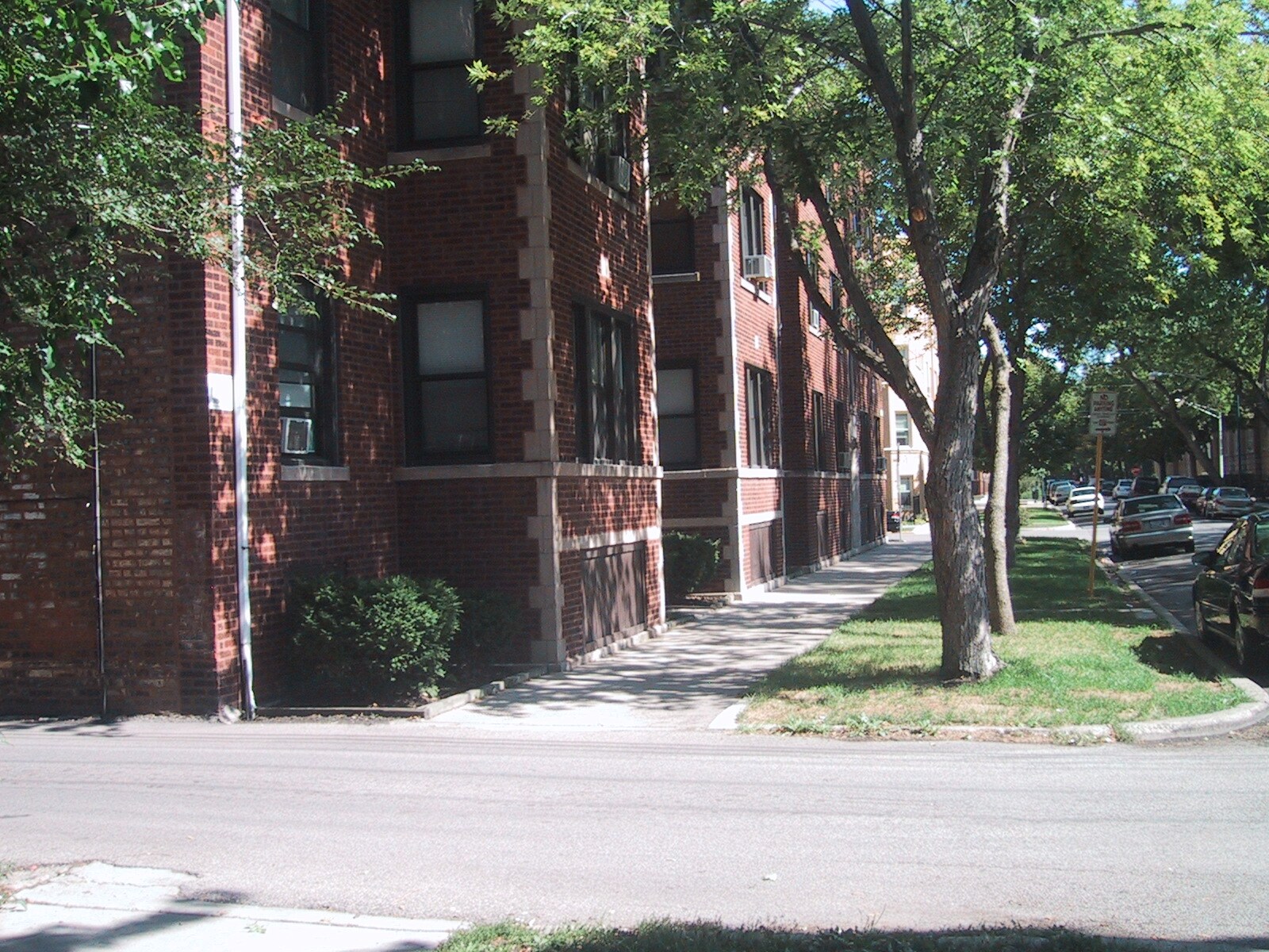 Building Photo - 3600 W Sunnyside Ave