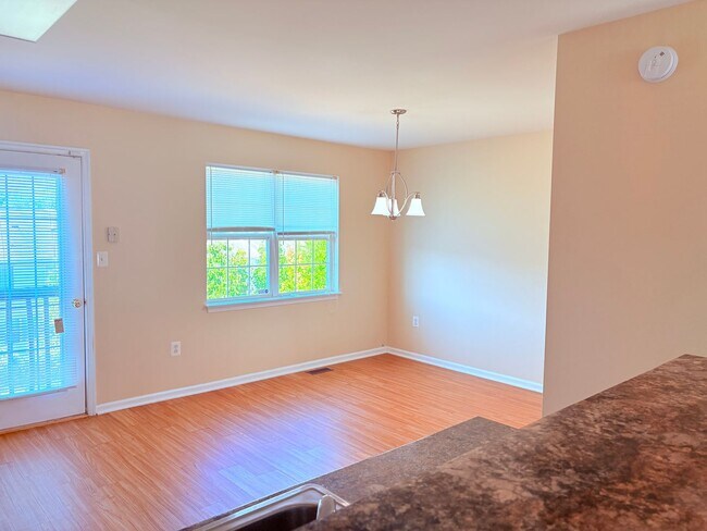 Building Photo - CENTRALLY LOCATED TOWNHOUSE - STAFFORD