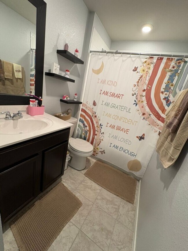 Building Photo - 4 Bedroom 2 Bath in Mesa Verde