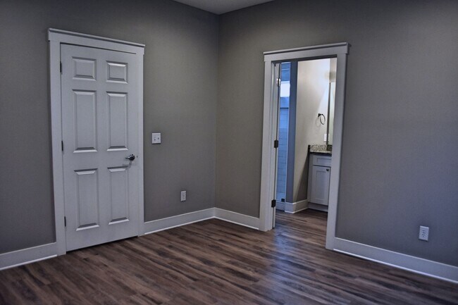 Building Photo - 10 Oakfield Dr N