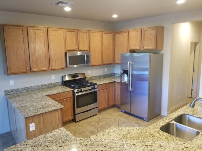 Building Photo - Beautiful, Pet Friendly, Multi-level, 2110 sqft, Luxury Townhouse w/A/C! 3 Bed, 2.5 Bath, + Loft ...