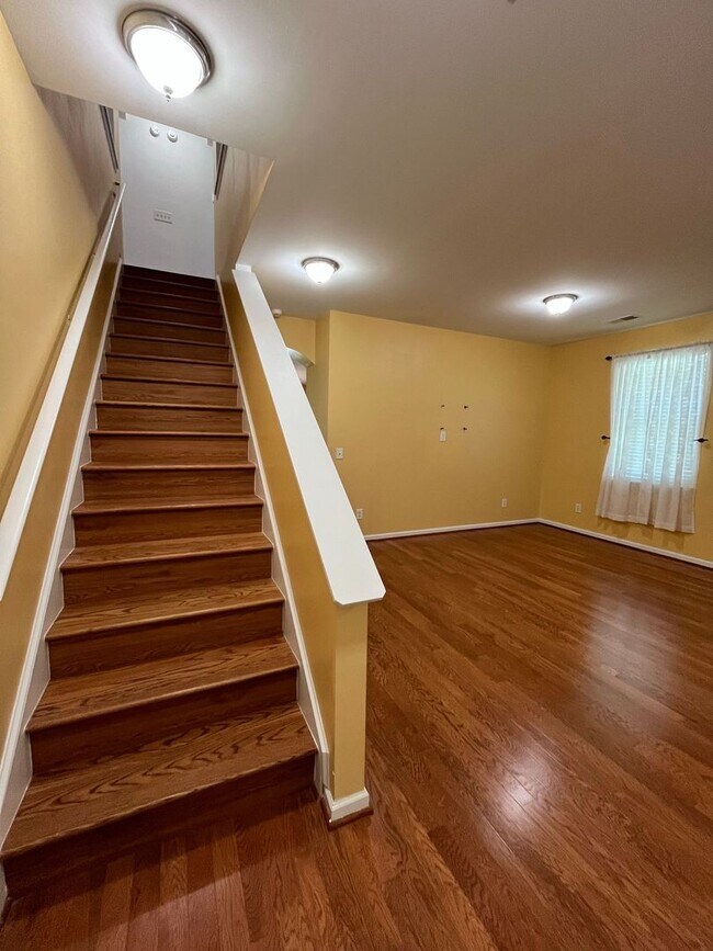 Building Photo - Beautiful 6 Bedroom, 3.5 Bath Home