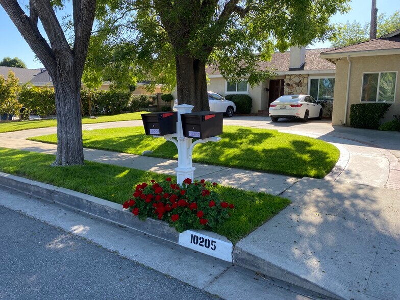 Primary Photo - 10207 Louise Ave