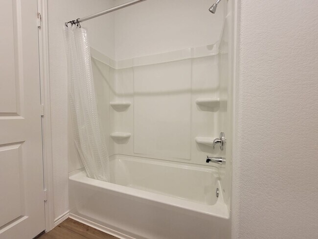 Building Photo - Spacious 3/BR, 2/BS Single-Level Home with...