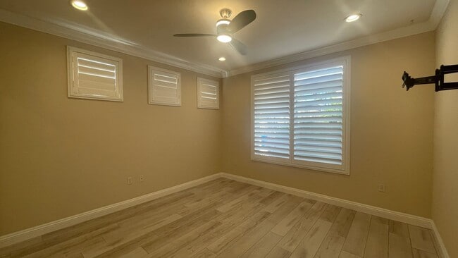 Building Photo - Beautiful 3 bedroom, 2 bath condo in La Jo...