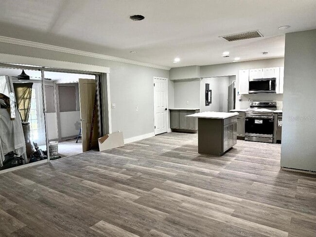 Building Photo - 1068 W Lakeshore Dr