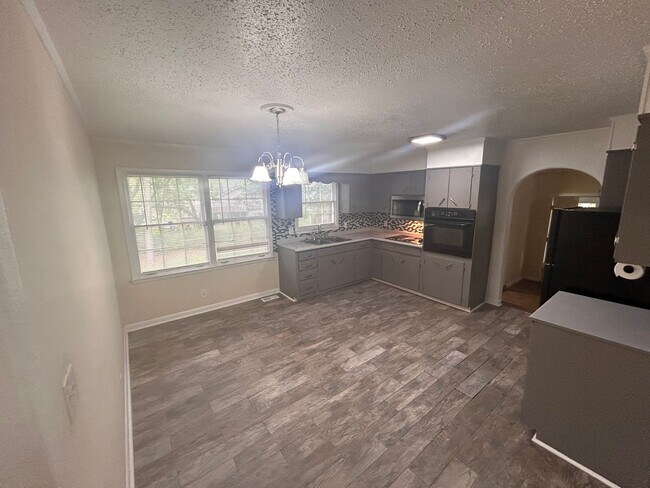 Building Photo - Beautiful 3 BED- 2BA with bonus room fenced in yard