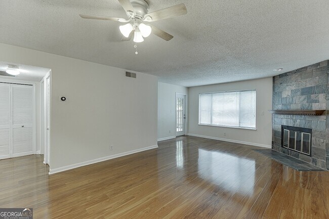 Building Photo - 33 Finch Trail NE