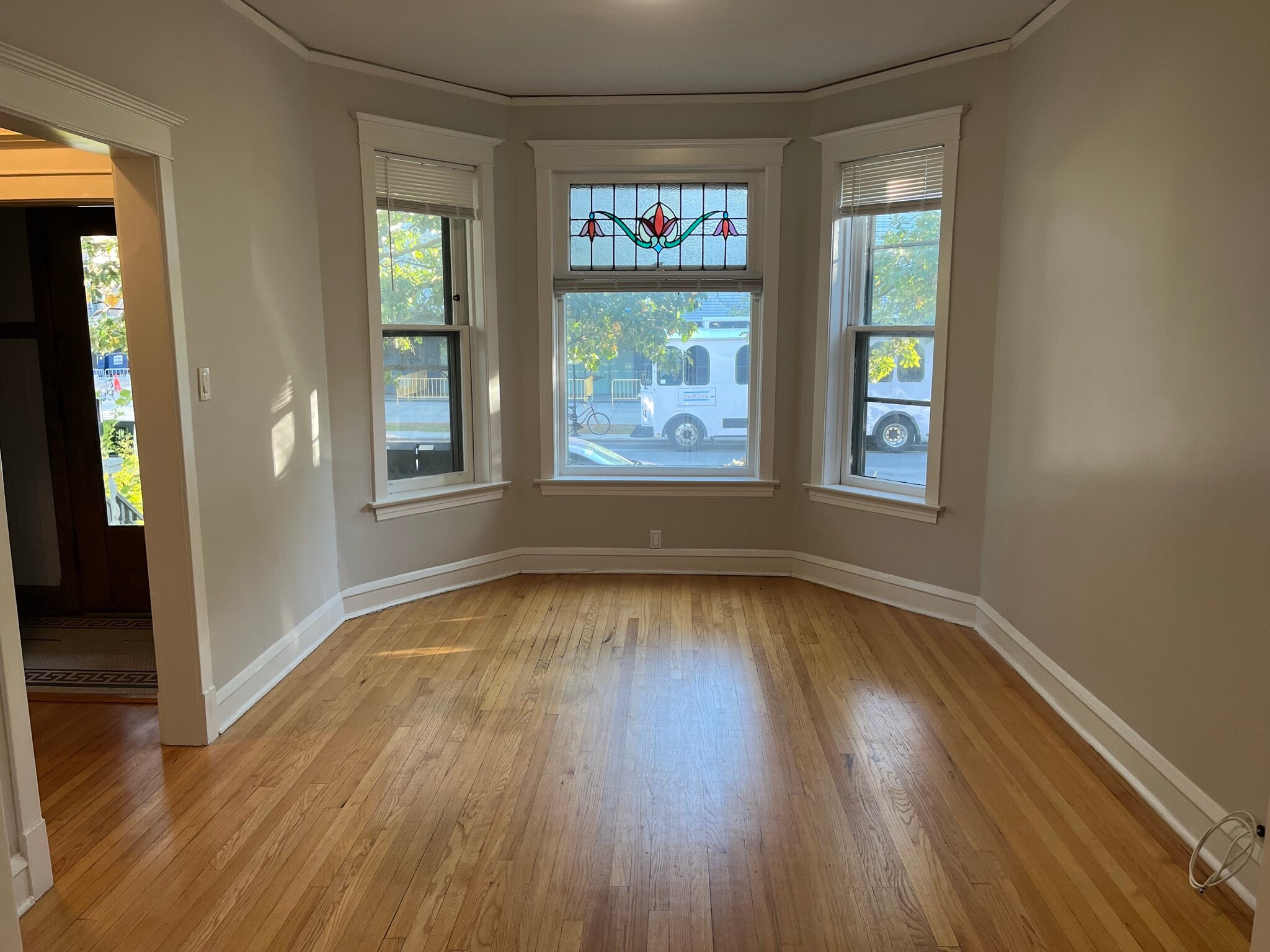 Building Photo - 1924 W Wilson Ave